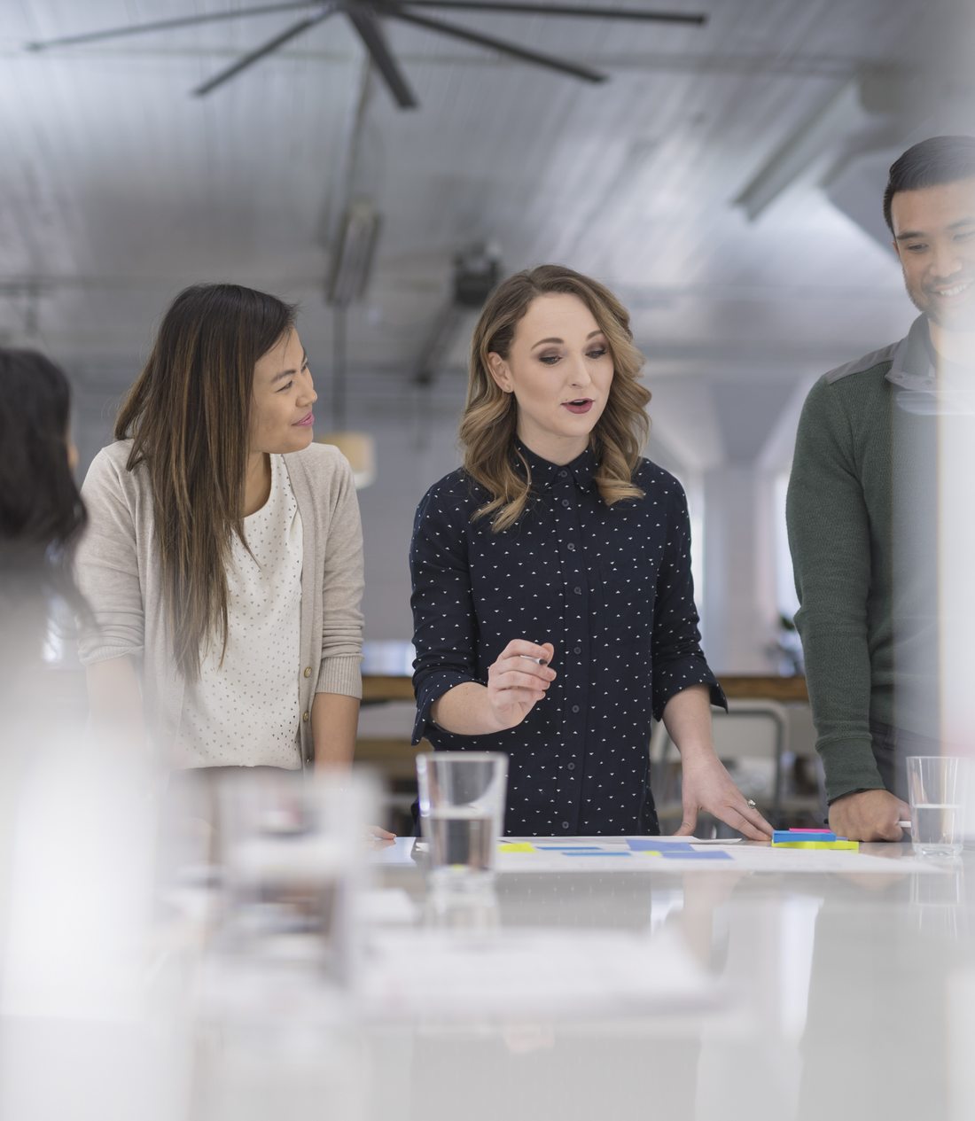 Équipe réunie autour d'une table de travail dans un bureau moderne