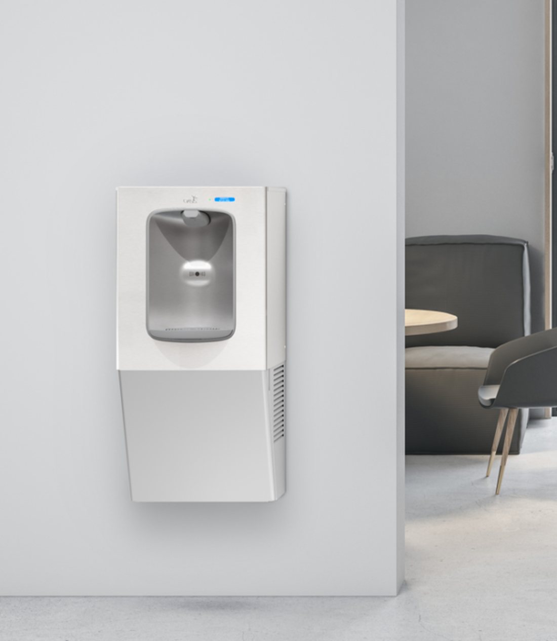 Remplisseur de bouteilles mural blanc installé près d'une aire lounge de bureau